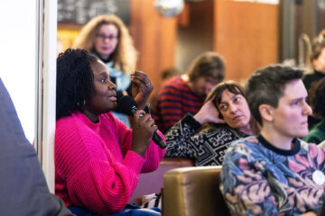 Frage aus dem Publikum bei einer Veranstaltung zum Thema faire Arbeitsbedingungen an Berliner Theatern