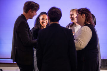 Eine Gruppe von Theaterschaffenden diskutiert angeregt