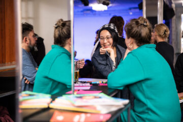 Menschen beim Get-together zum Thema faire Arbeitsbedingungen an Berliner Theatern